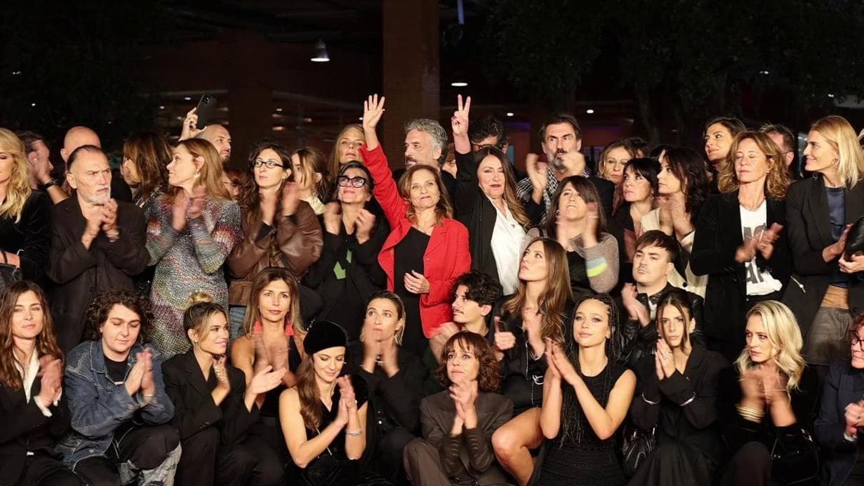 Festa di Roma: attori, registi e maestranze insieme sul red carpet per ...