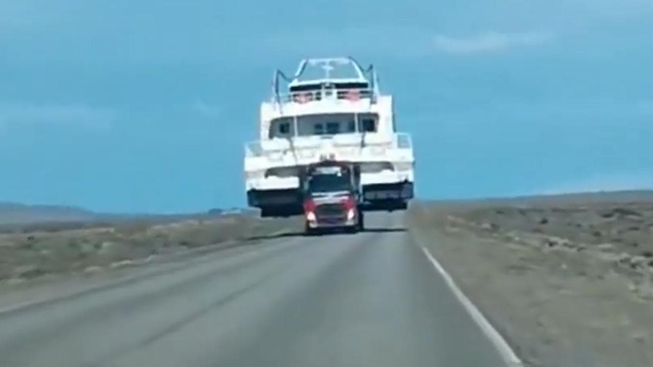 Patagonia, l'incontro più impensabile: l'auto incrocia un grande catamarano nell'autostrada deserta