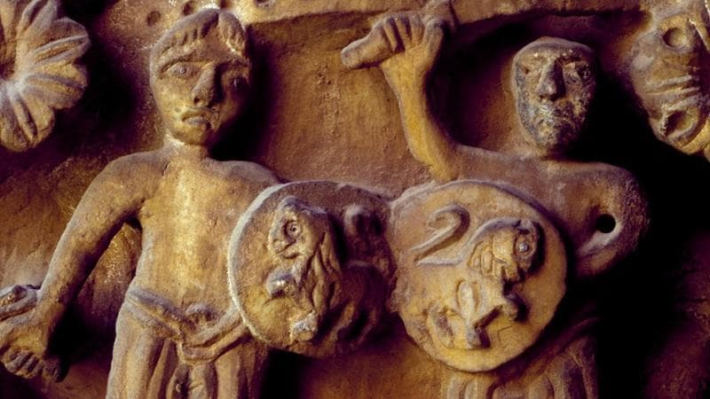 Soldati normanni nel rilievo di un capitello nella cattedrale dedicata a Santa Maria Nuova, Monreale, Sicilia ((Foto di DeAgostini/Getty Images))

