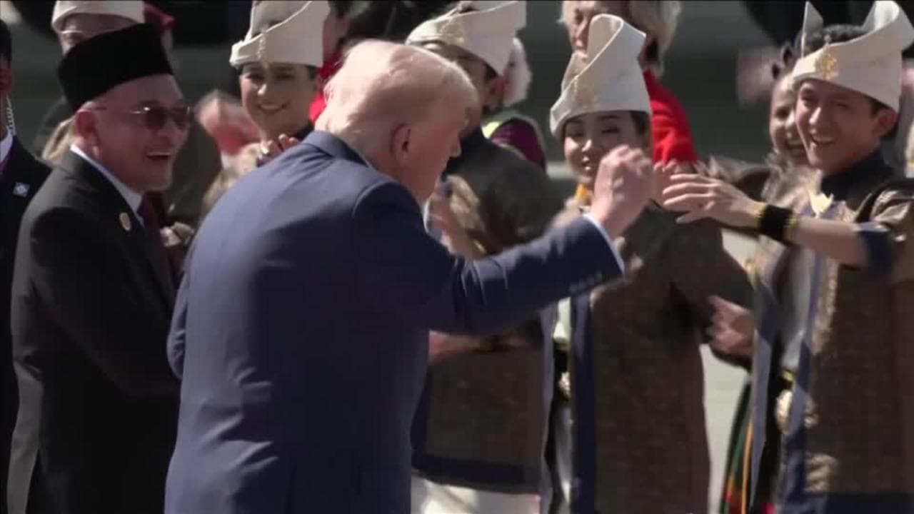 Trump show in Malaysia, il balletto all'arrivo nell'aeroporto di Kuala Lumpur - il video