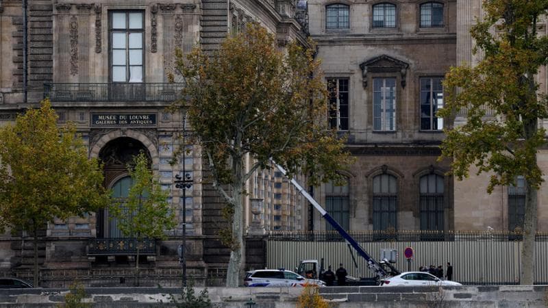 Furto al Louvre, fermati due sospettati: identificati grazie alle tracce di Dna