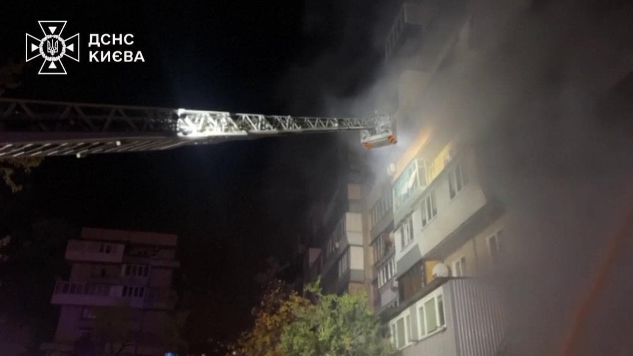 Attacco a Kiev, morti e feriti dopo raid con droni: le immagini dei soccorsi e dei danni