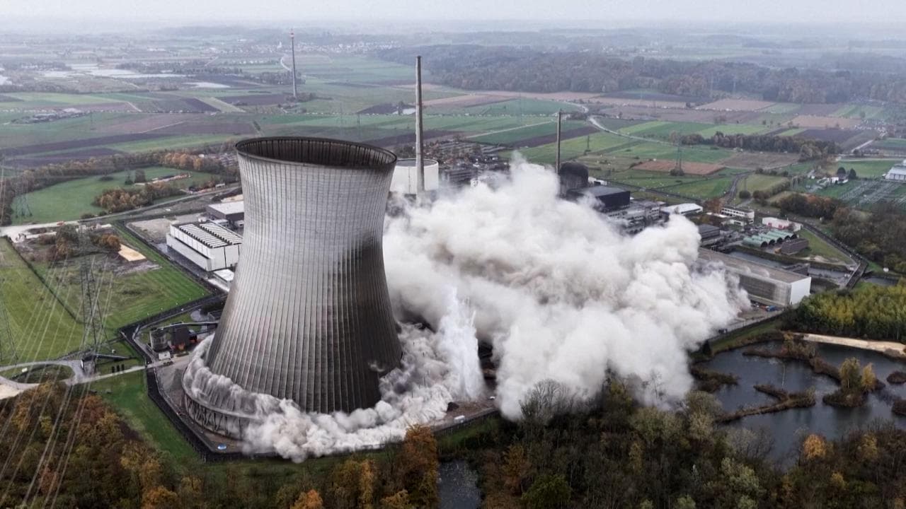 Germania, come si distrugge una centrale nucleare: demolite le torri di raffreddamento - il video