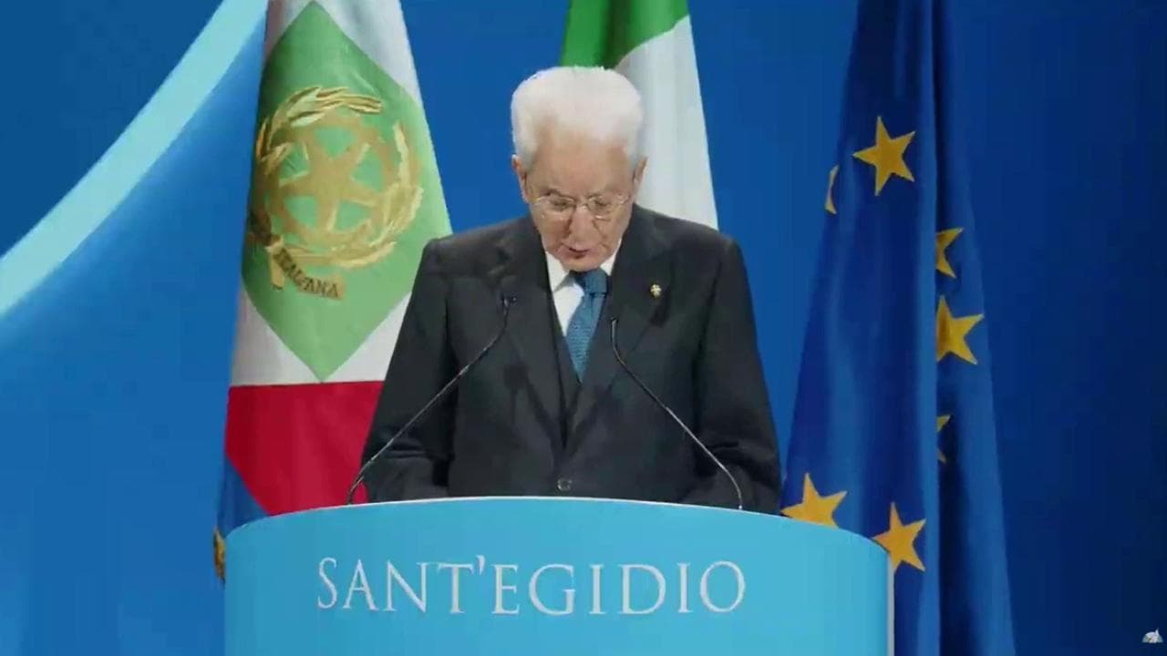 Mattarella: "Lavorare per la pace e contro atteggiamenti teppistici nella scena internazionale"