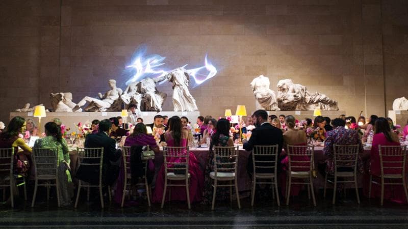 La Grecia attacca il British Museum per il pink gala davanti ai marmi del Partenone: “Provocazione”