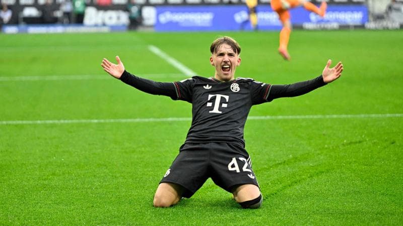 Lennart Karl esulta dopo il gol al Borussia Moenchengladbach