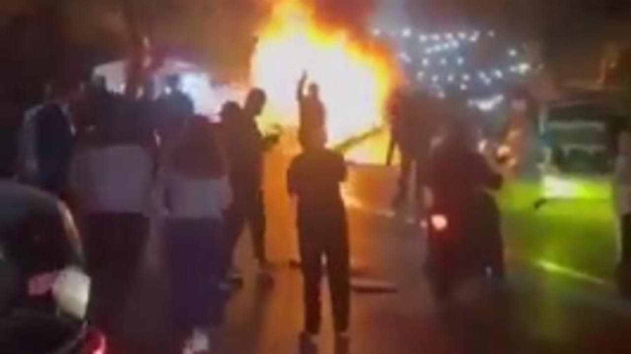 Libano, drone israeliano colpisce e distrugge un'auto: le fiamme poco dopo il blitz