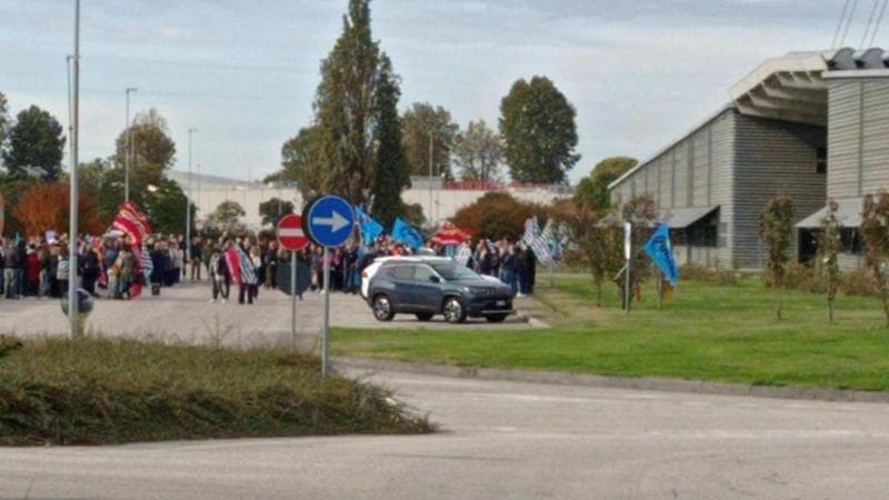 Benetton in sciopero per contratti di solidarietà, è la prima volta da più di 30 anni
