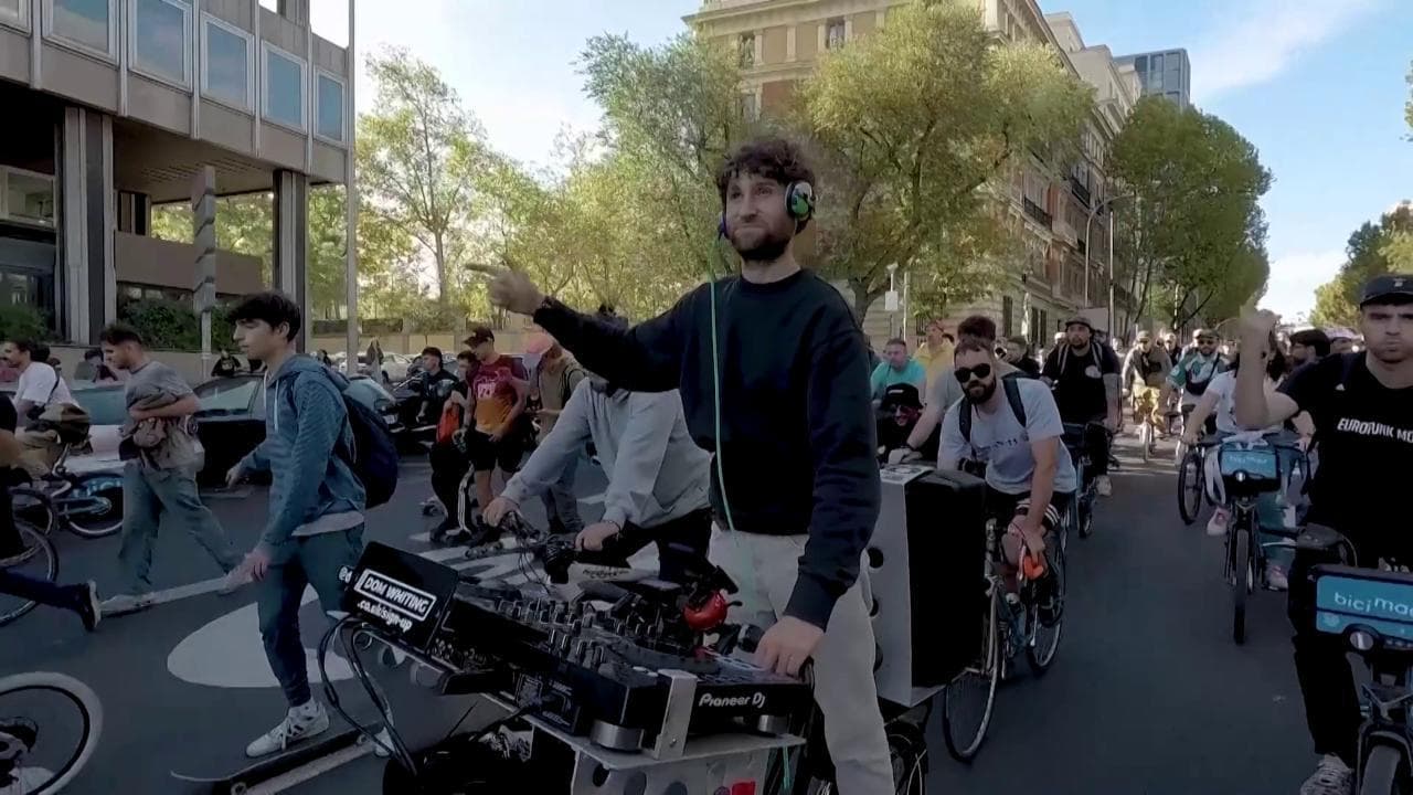 Dom Whiting, il dj che suona drum'n'bass in bicicletta