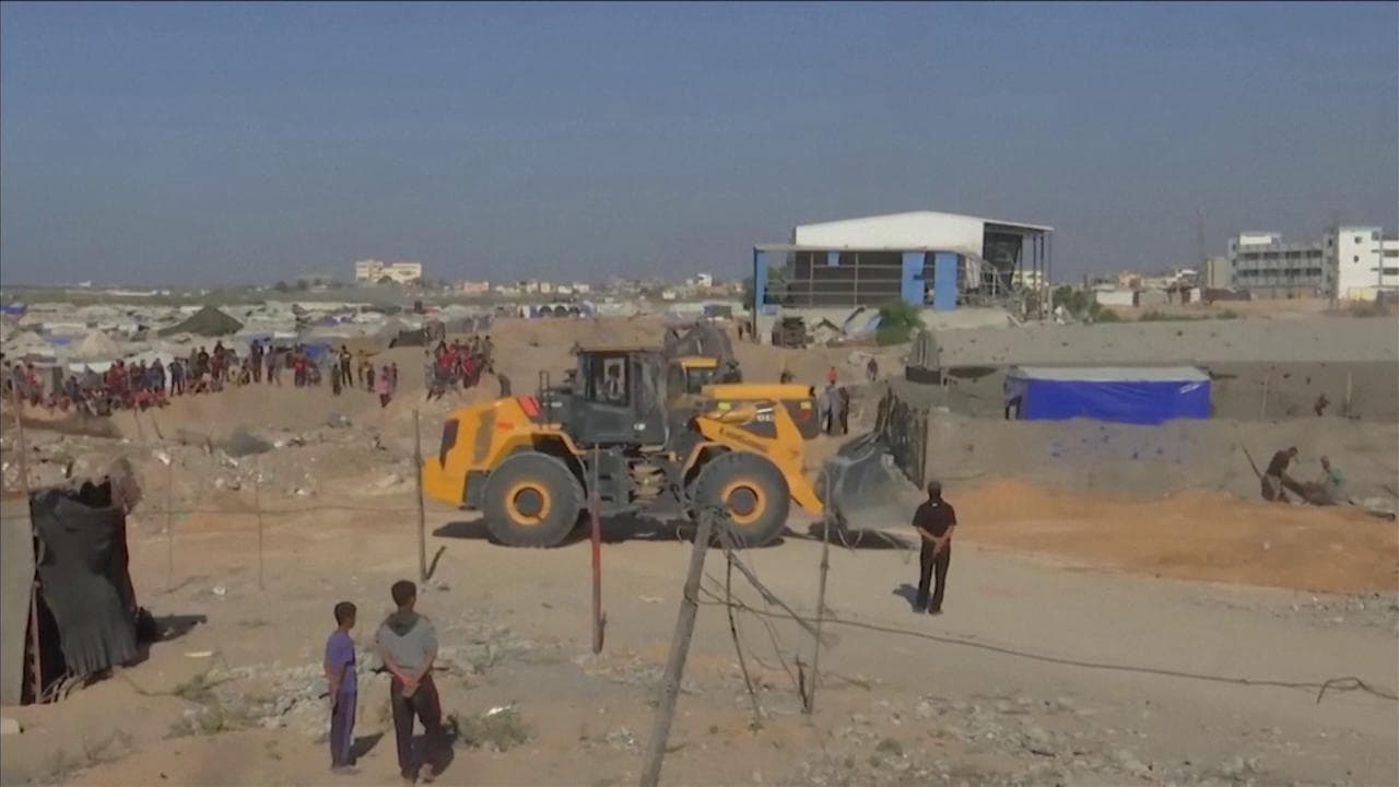 Gaza, bulldozer in azione a Khan Younis per recuperare i corpi di 13 ostaggi israeliani uccisi da Hamas