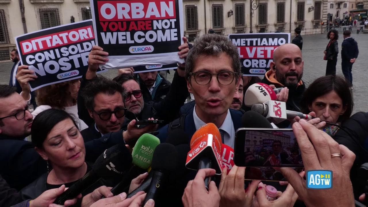 Orban da Meloni, il flash mob di +Europa: "Simbolo di democrazia illiberale"