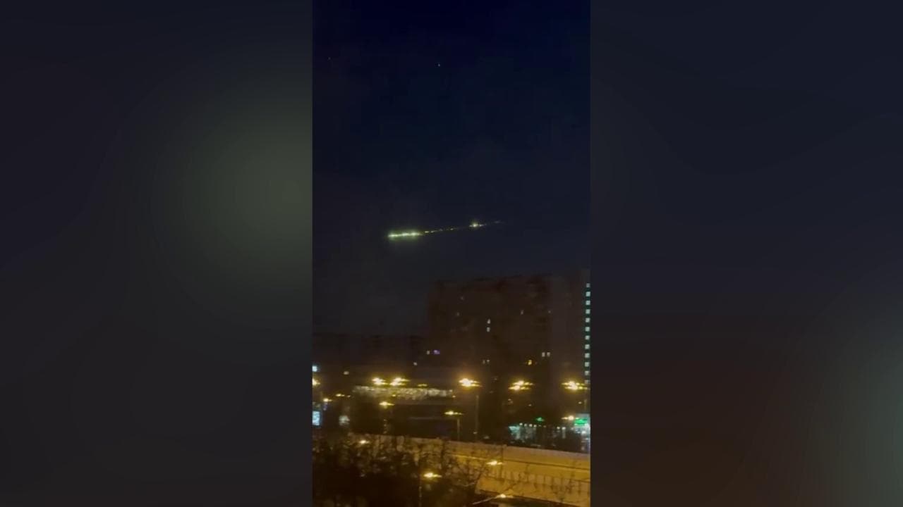 Un bagliore illumina Mosca: la scia verde attraversa il cielo