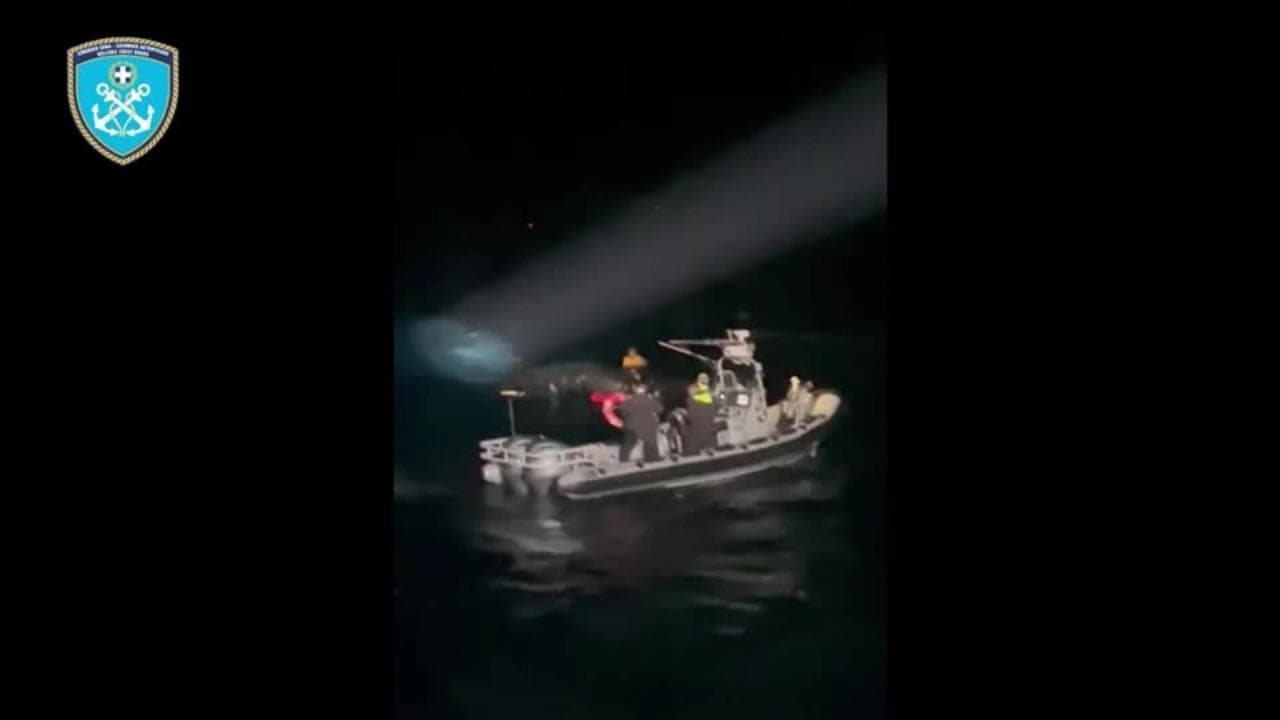 Naufragio a Lesbo, quattro migranti morti e sette salvati: le immagini del soccorso