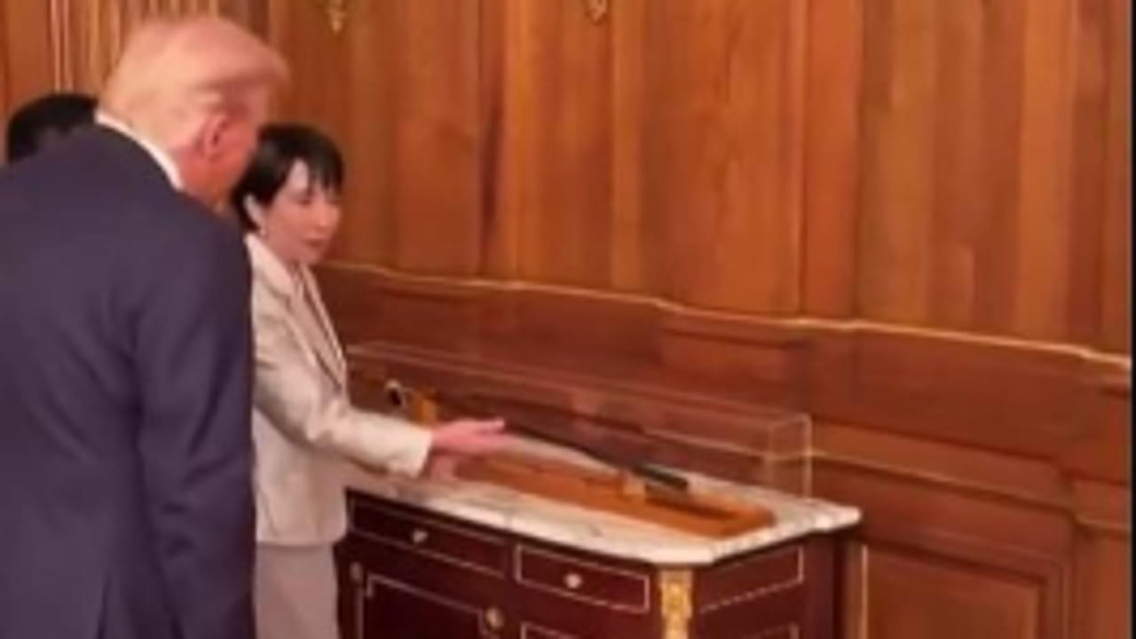 La premier giapponese Takaichi regala a Trump la mazza da golf del defunto premier Abe