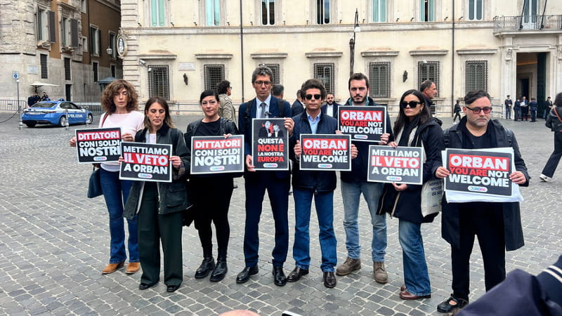 Il flashmob di +Europa a Palazzo Chigi contro la visita di Victor Orbán