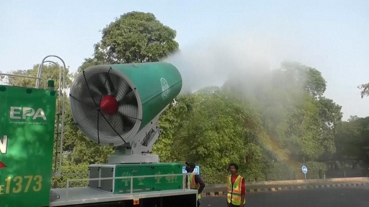 Pakistan nella morsa dell'inquinamento: a Lahore in azione i cannoni anti-smog