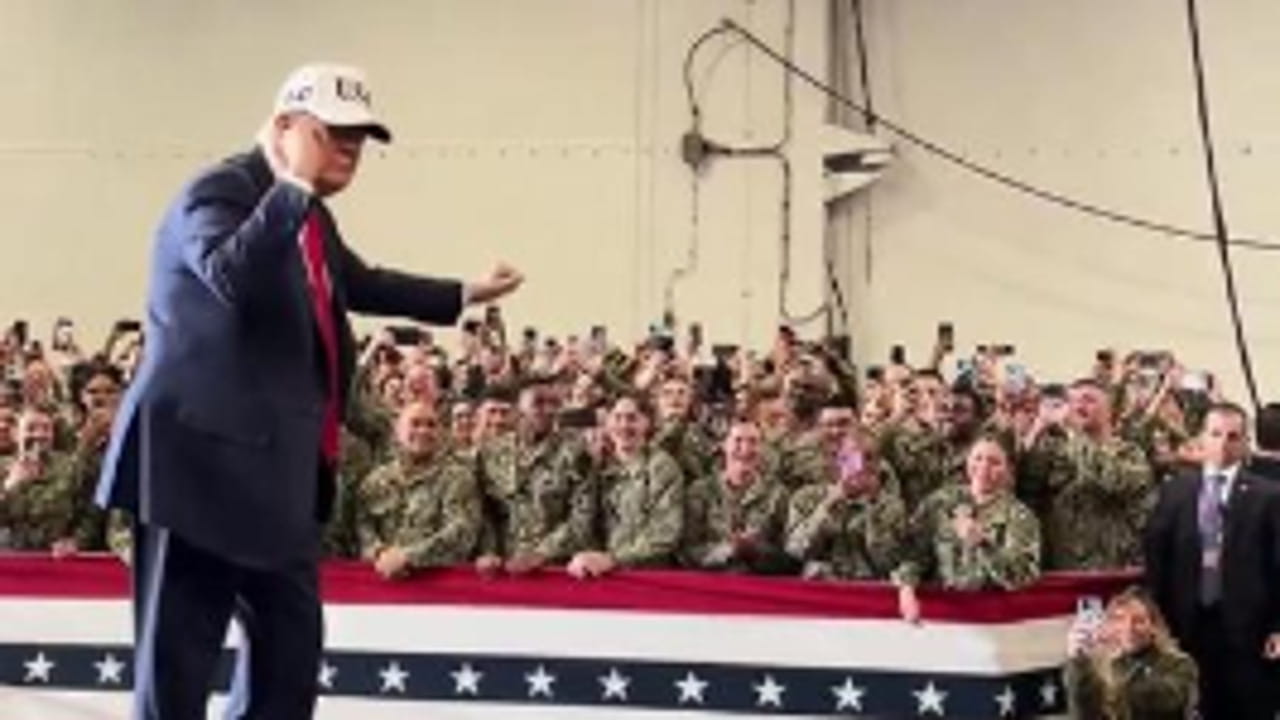 Giappone, Trump balla davanti ai soldati sulle note della sua canzone preferita YMCA