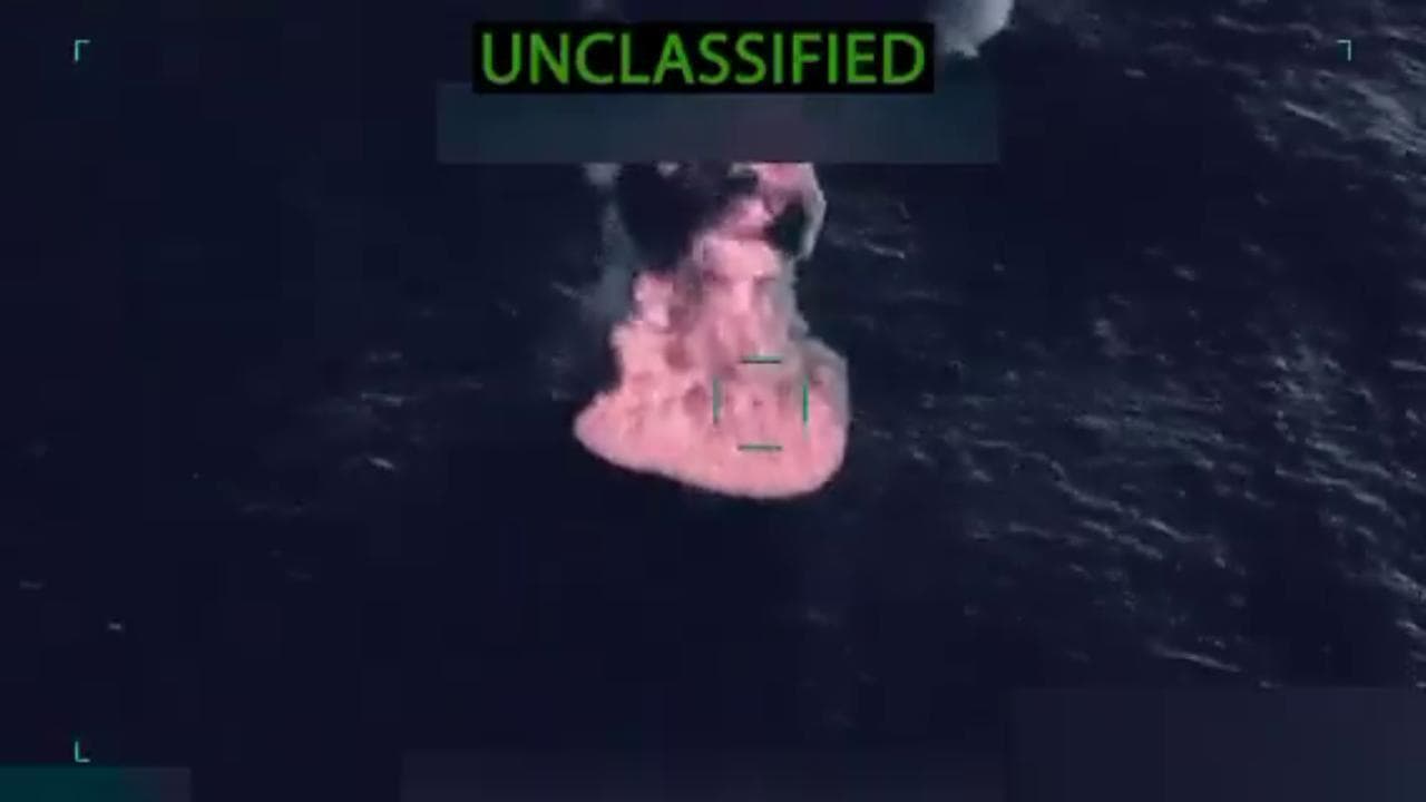 Gli Usa bombardano quattro navi nel Pacifico. Hegseth: "Uccisi 14 narcoterroristi, un superstite"