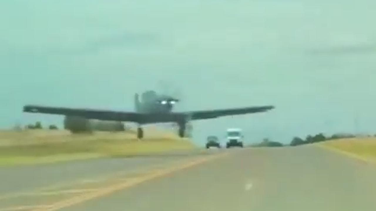 Oklahoma, atterraggio di emergenza: l'aereo militare sfiora l'auto sulla strada statale