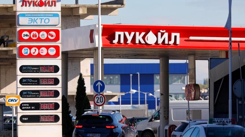 Stretta sul petrolio russo, Lukoil vende asset esteri: “Colpa delle sanzioni”