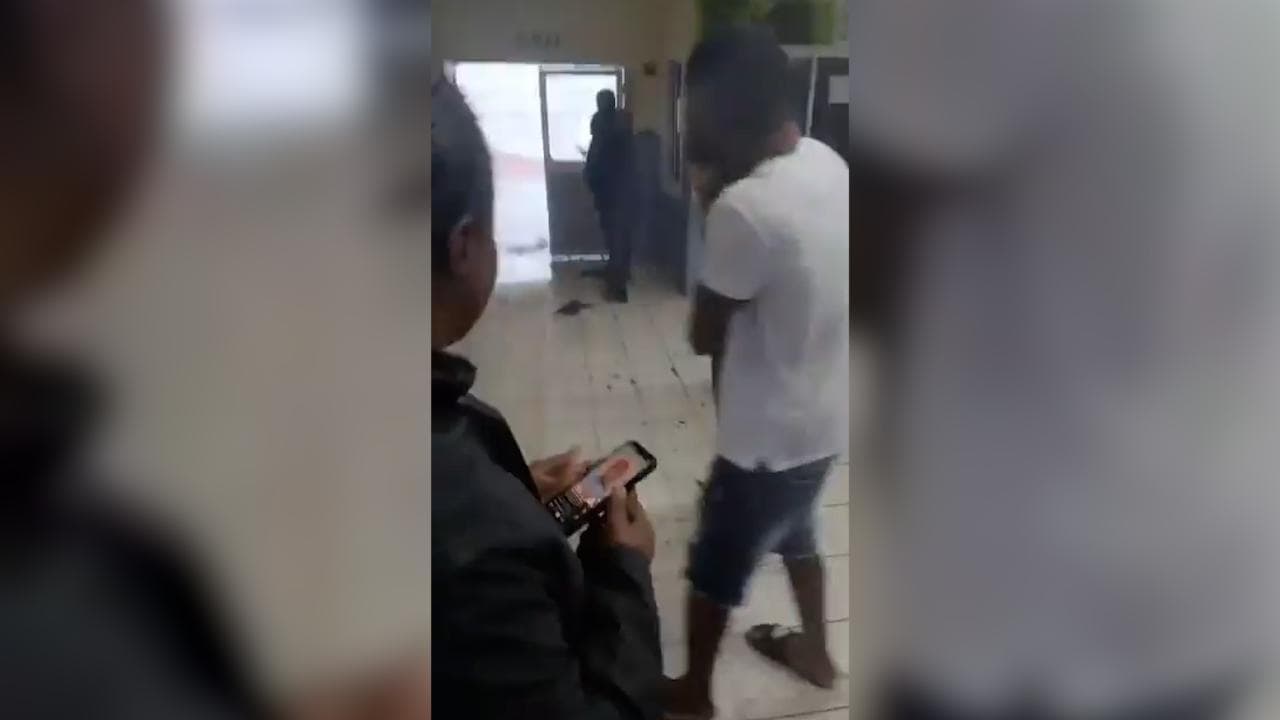 Giamaica: vento e piogge torrenziali, il panico di medici e pazienti intrappolati nell'ospedale