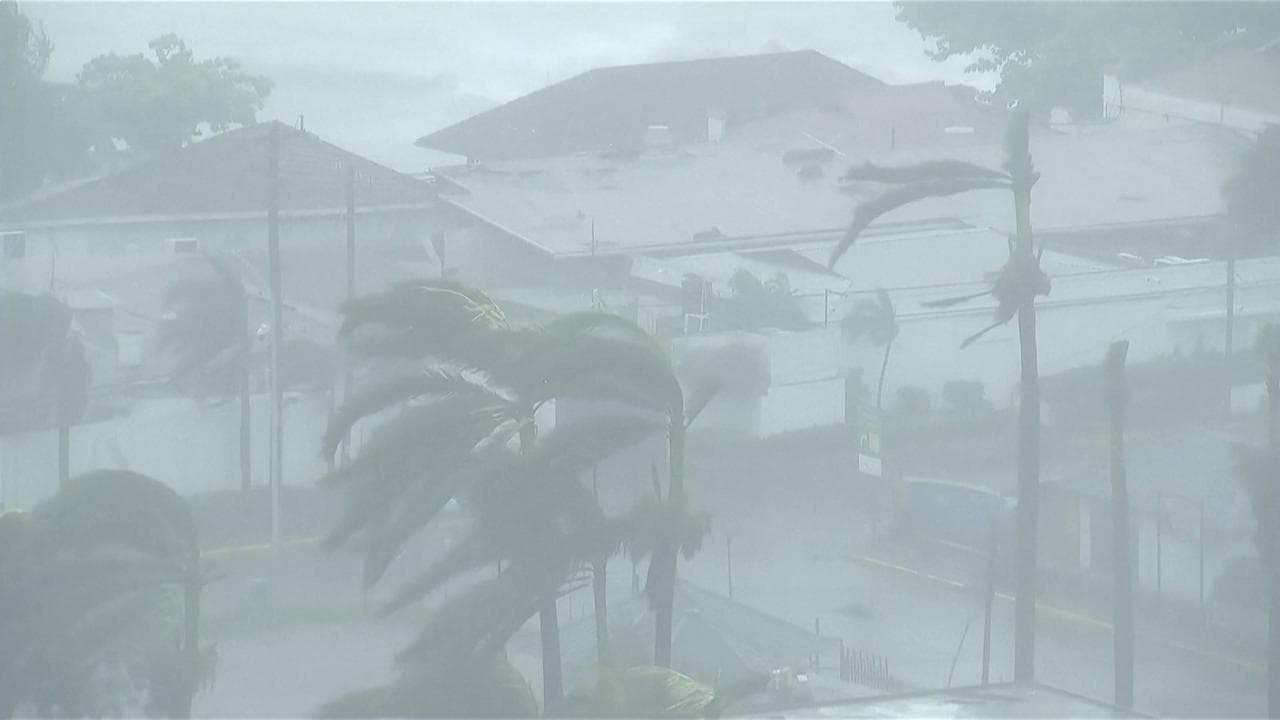 L'uragano Melissa verso Cuba, vento a 300 all'ora in Giamaica: l'isola devastata e al buio