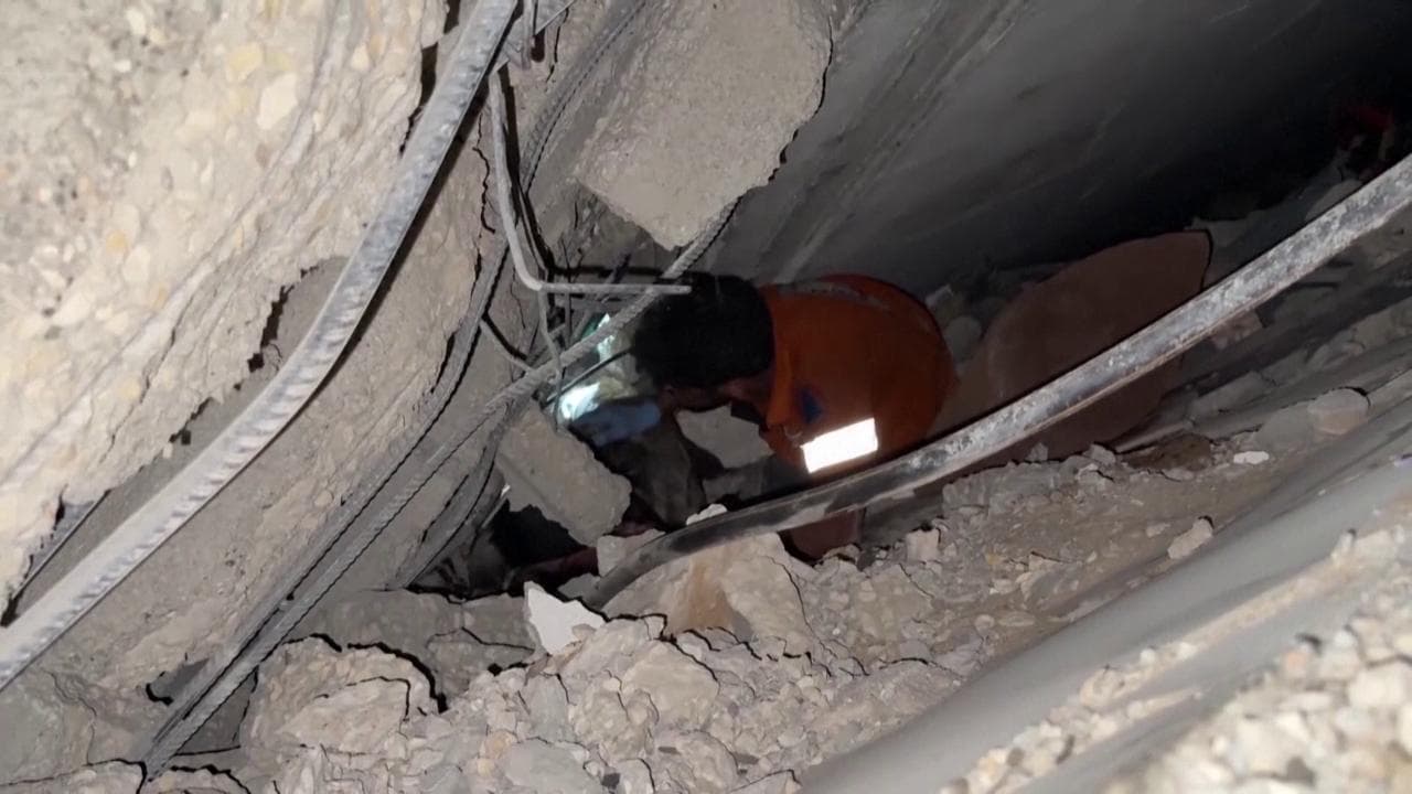 Gaza City, nuovi bombardamenti dell'Idf: i soccorritori estraggono le vittime dalle macerie