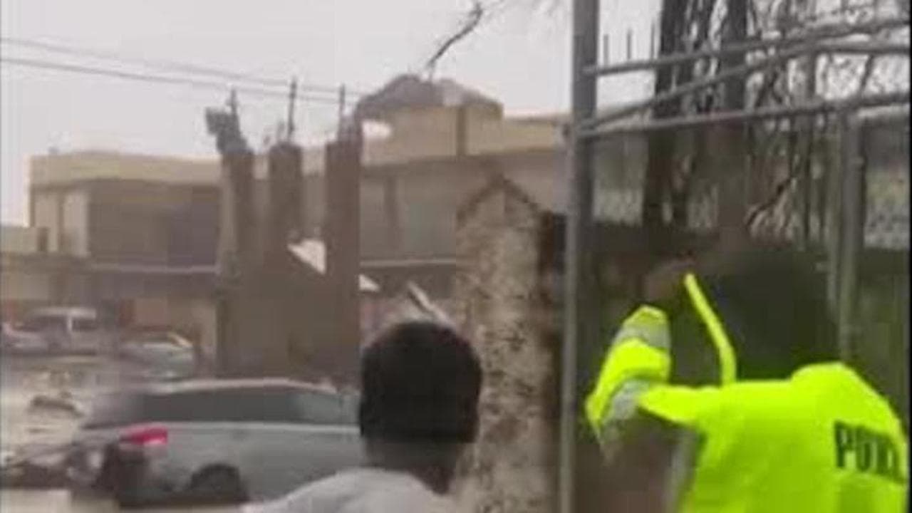 Case distrutte e alberi sradicati dal vento: la furia dell'uragano Melissa devasta la Giamaica