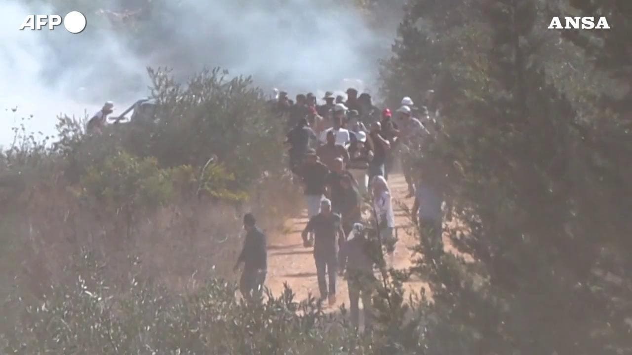 Cisgiordania: l'esercito israeliano disperde agricoltori e attivisti palestinesi con i lacrimogeni