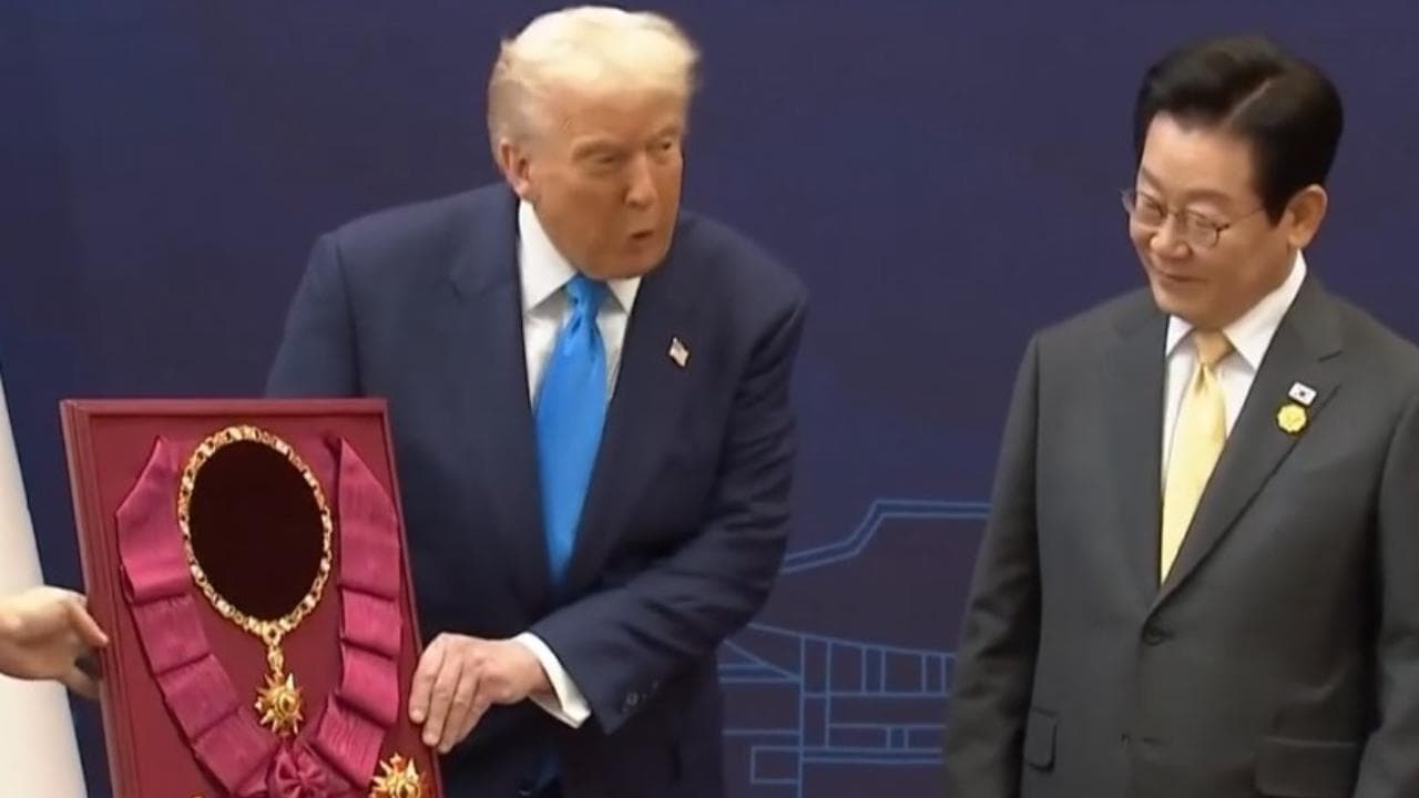 Corea del Sud, Trump riceve una corona d'oro e una medaglia: "Vorrei indossarla subito"
