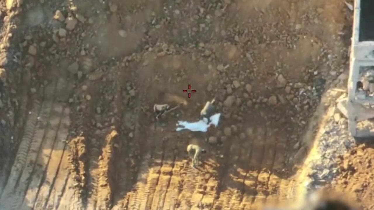 L'Idf: "Ecco il video che dimostra la messinscena di Hamas sul ritrovamento del corpo dell'ostaggio"