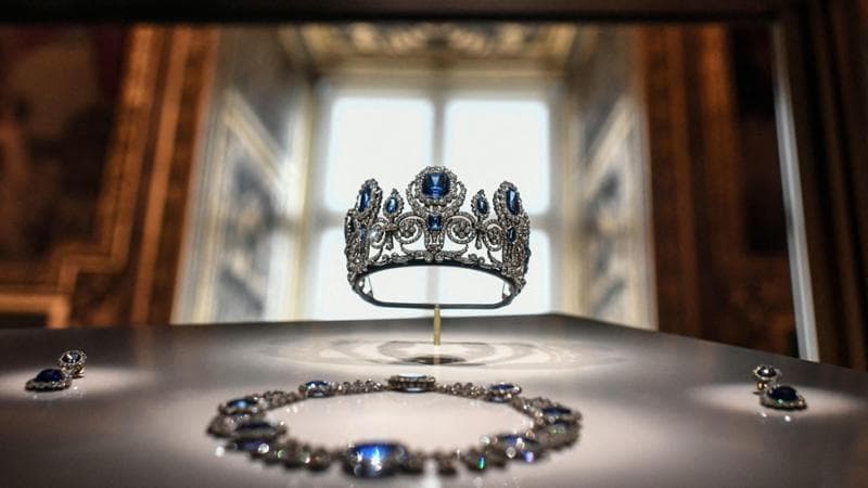 Furto al Louvre, la procuratrice di Parigi: “Cinque nuovi arresti”. I gioielli ancora dispersi