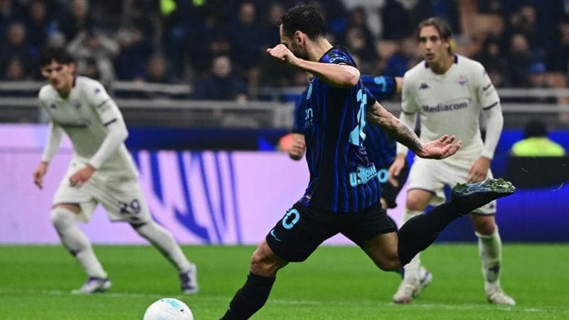 Il rigore di Calhanoglu contro la Fiorentina