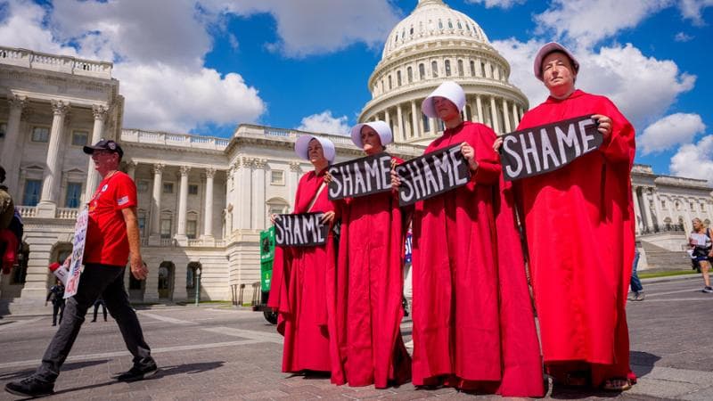 Settembre 2025: manifestanti vestite come le ancelle della serie tv tratta dal romanzo di Margaret Atwood davanti al Campidoglio, a Washington (Andrew Harnik/Getty Images)