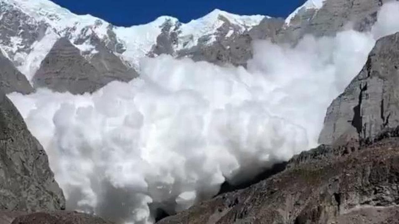 Valanga di neve sul massiccio dell'Annapurna, in Nepal. Escursionisti salvi, campo base imbiancato