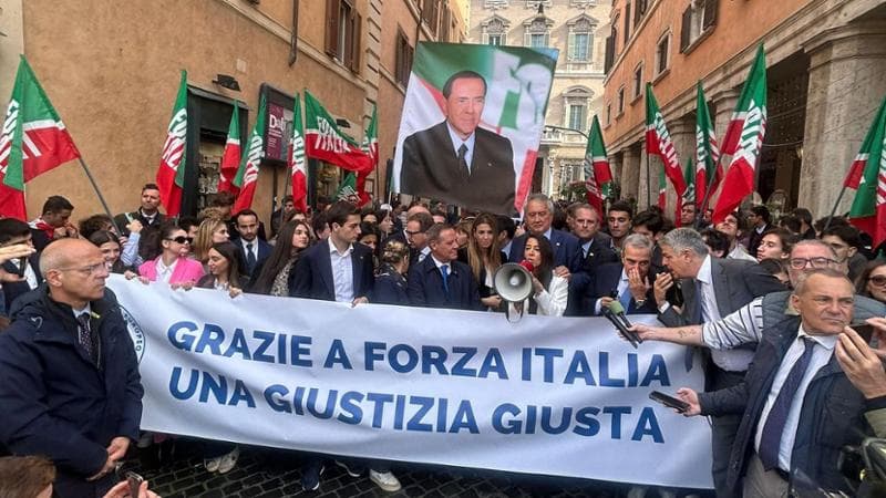 La festa di FI con gigantografia di Berlusconi. Idea per il referendum: “Serena Grandi testimonial”
