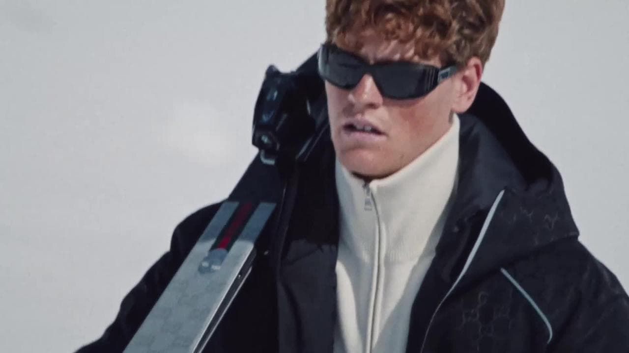 Sinner torna in pista sulla neve: il campione diventa volto del lusso sportivo