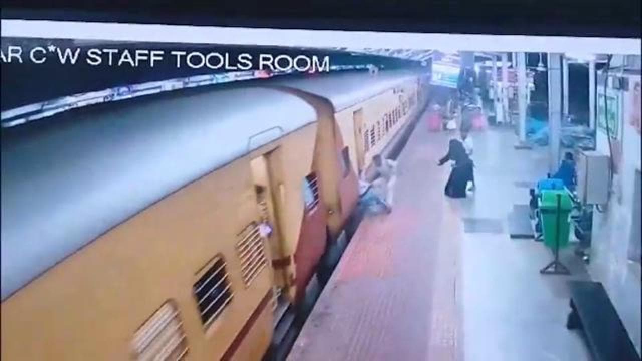 India, la ragazza cerca di salire in corsa e viene trascinata dal treno: il video del salvataggio