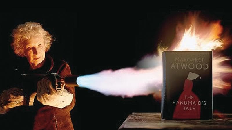 Margaret Atwood spara col lanciafiamme contro una copia ignifuga del suo romanzo "Il racconto dell'ancella", confezionata per protestare contro la censura