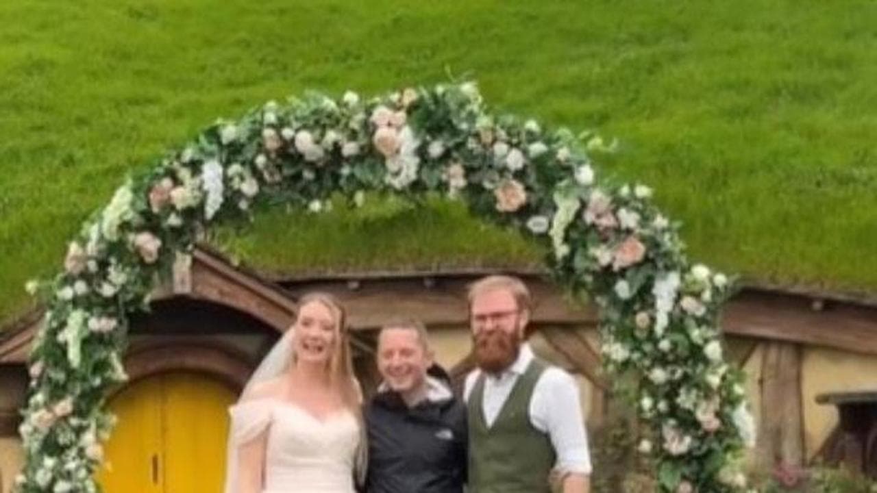 Nuova Zelanda, al matrimonio in stile Hobbit si presenta a sorpresa Frodo (Elijah Wood)