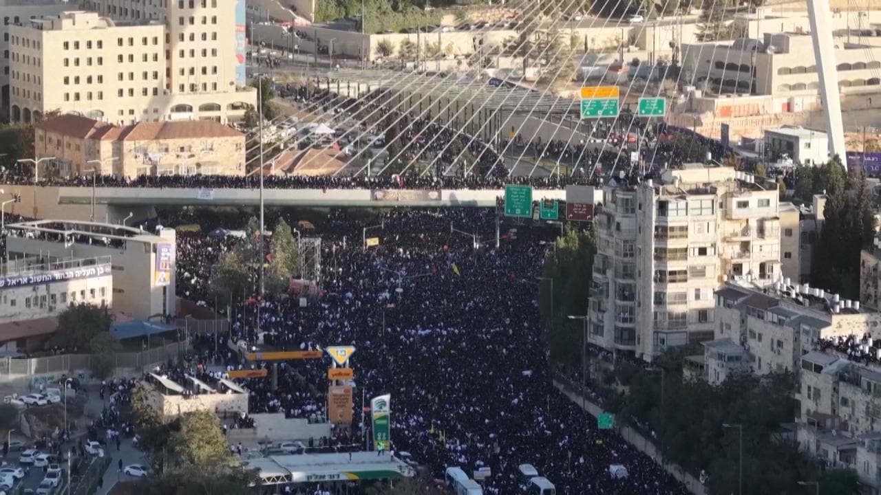 Gerusalemme, folla di ebrei ultra-ortodossi in piazza contro il servizio militare obbligatorio