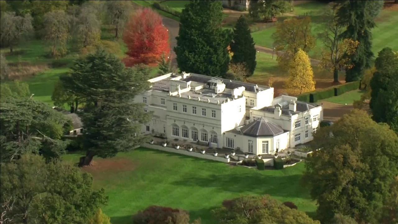 Re Carlo toglie ad Andrea titoli e casa: la veduta aerea del Royal Lodge perduto
