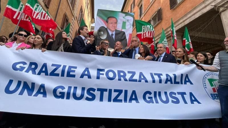 La festa di Forza Italia dopo l'ok alla riforma della giustizia in Senato