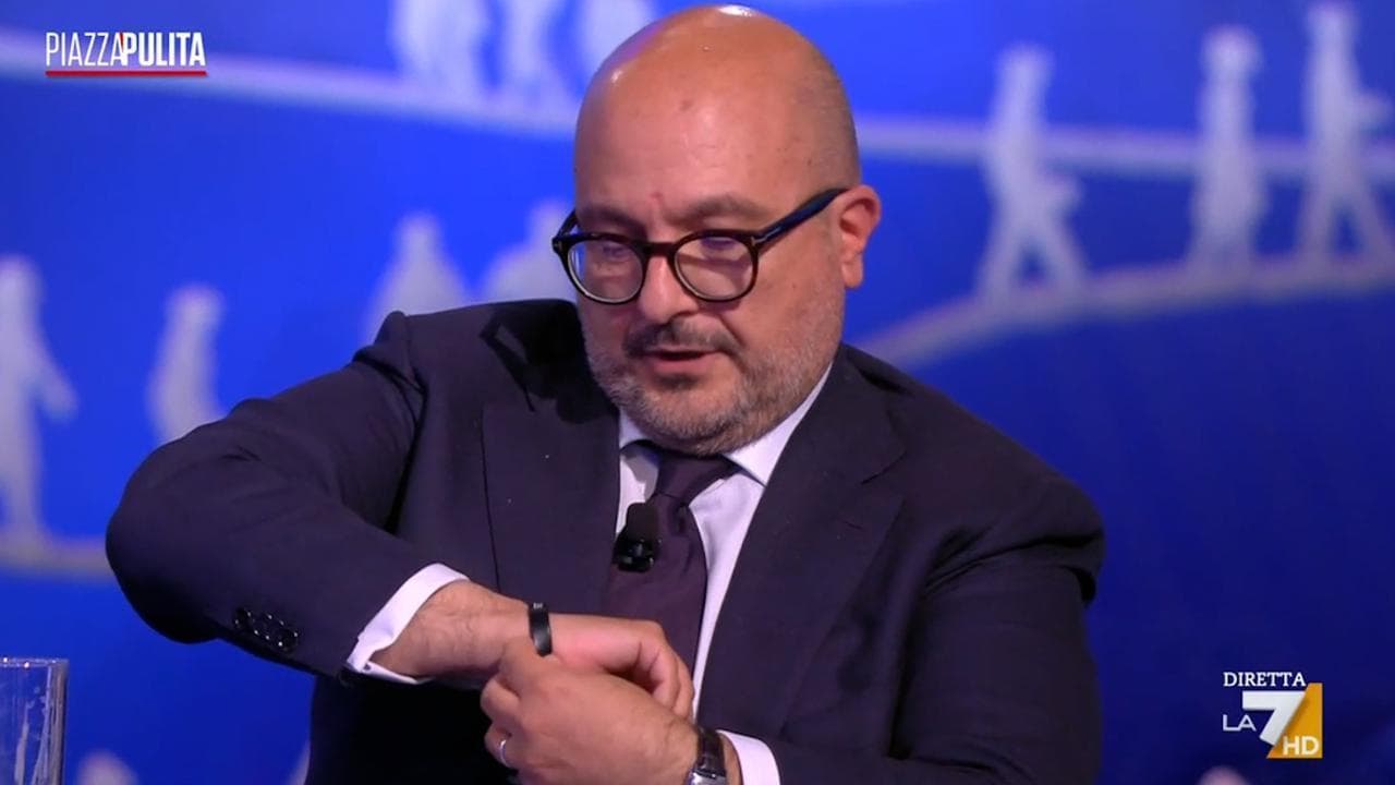 "Siete dei poveri comunisti": Sangiuliano esibisce il braccialetto con la citazione di Berlusconi