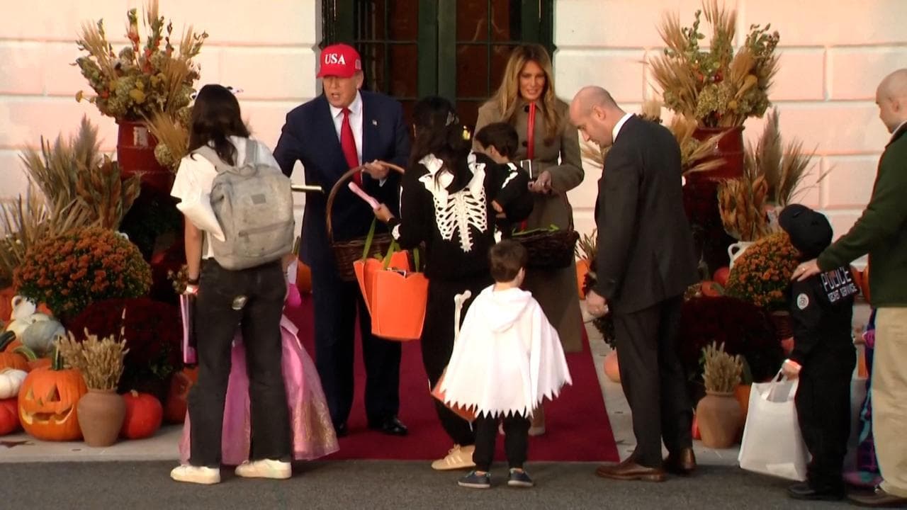 Halloween alla Casa Bianca: Trump e Melania distribuiscono dolcetti sulle note di "Thriller"