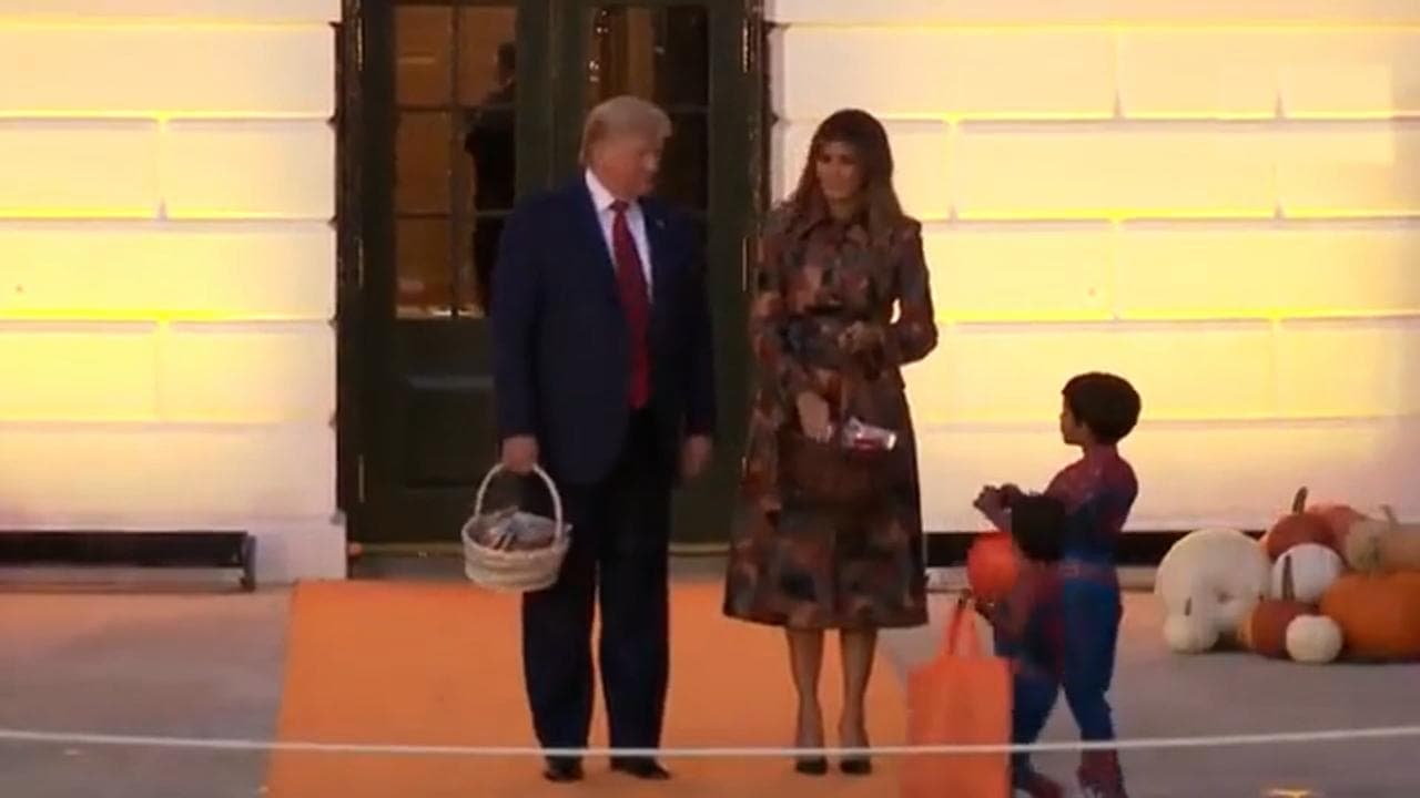 Halloween, la Casa Bianca prende in giro i leader dem: da Trump per i dolcetti con sombrero in testa