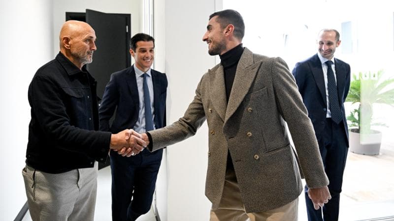 Stretta di mano tra Spalletti e Perin
