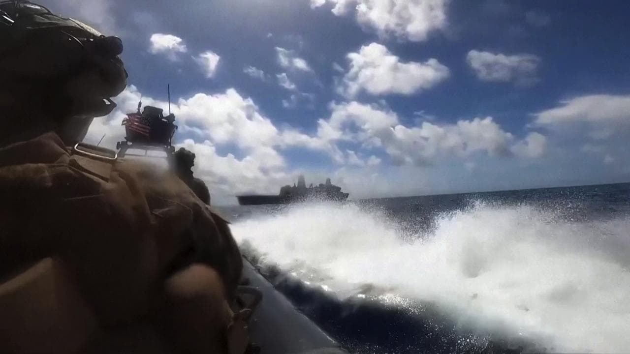 Marines in azione nel mar dei Caraibi: raffiche dai gommoni in navigazione