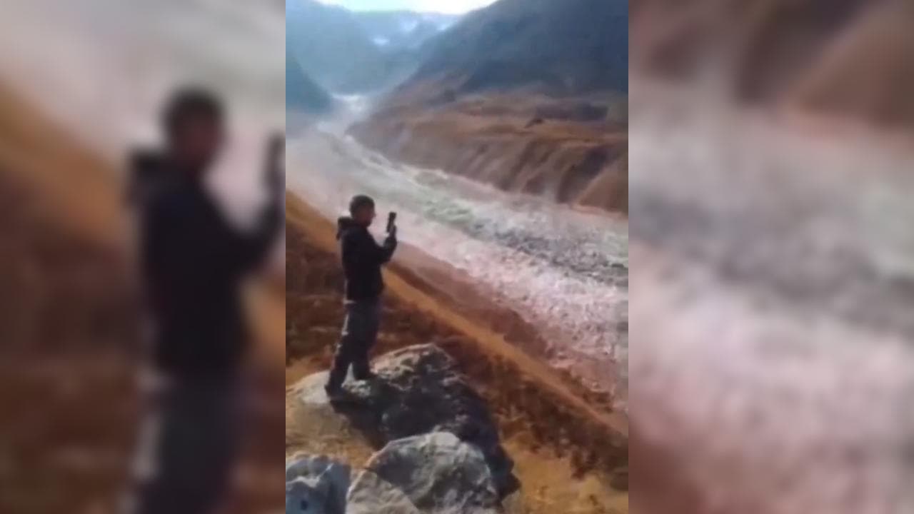 Tagikistan, l'agonia del ghiacciaio: si scioglie sotto le piogge e diventa un fiume