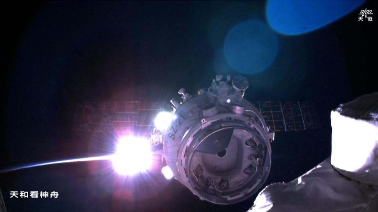 L'attracco "record" della navicella Shenzhou-21 alla stazione spaziale cinese
